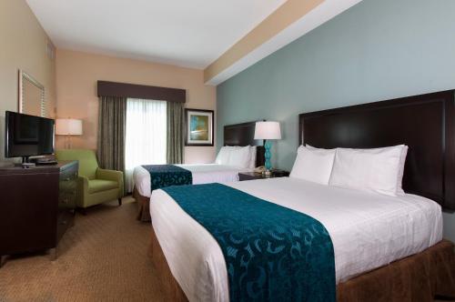 奥兰多Hawthorn Extended Stay by Wyndham Orlando的酒店客房设有两张床和电视。