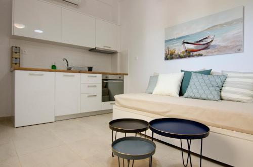 古卡斯特隆Giorgos villa的厨房以及带2把椅子和1张沙发的起居室。