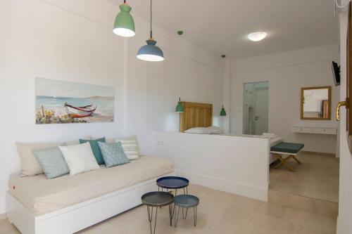 古卡斯特隆Giorgos villa的客厅配有白色沙发和2张凳子