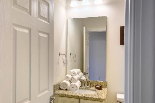 EdentonWaterside Resort by Capital Vacations的一间带水槽和镜子的浴室