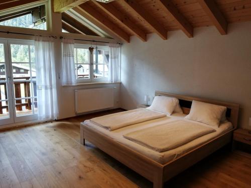 施坦察赫Eddy ´s Panorama Suite的一间设有床铺的卧室,位于带窗户的房间内