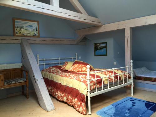 RussL'estaminet de la vallée - Le provençal的一间卧室配有一张双层床和梯子