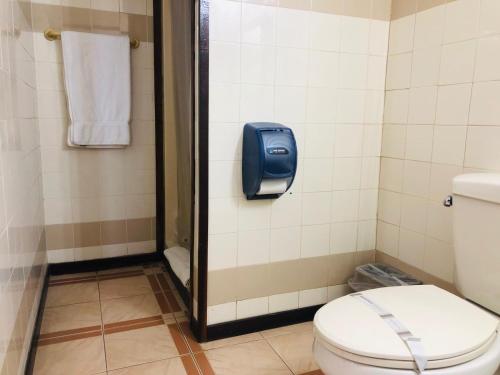 阿雷西博阿雷西博旅馆的浴室设有卫生间和墙上的毛巾分配器