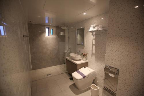 Am Ort Hotel的一间浴室