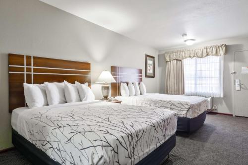 Rancho San Diego Inn & Suites客房内的一张或多张床位