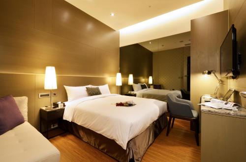 台北101艾美琪旅店六星级背包客的酒店客房带一张大床和一把椅子