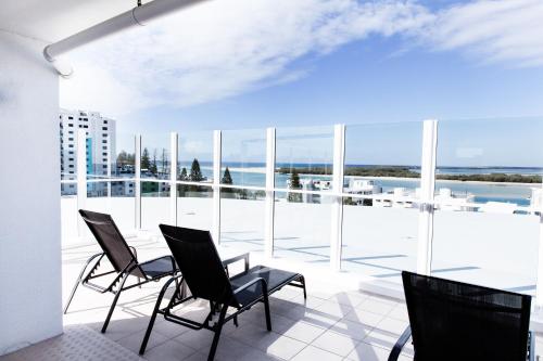 卡伦德拉Ocean Views Resort Caloundra的阳台配有椅子,享有海景。