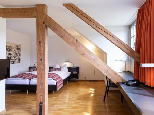 SalensteinHotel Arenenberg的一间卧室配有一张床和一张书桌