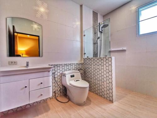 苏梅岛Diamond Pool Villa@Samui的浴室配有卫生间、盥洗盆和淋浴。