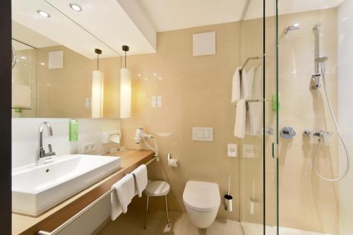 费尔德基希维斯科鲁兹酒店 的一间带水槽和淋浴的浴室