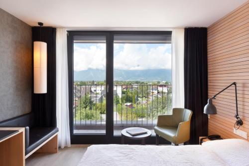 费尔德基希维斯科鲁兹酒店 的卧室配有床、椅子和窗户。