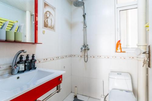 郑州【路客】郑州市金水区·北三环花园路·路客精品公寓·00174560的浴室配有白色水槽和卫生间。