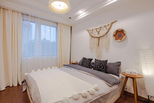 成都【路客】成都市青羊区·文殊院·路客精品公寓·00178880的一间卧室设有一张大床和一个窗户。