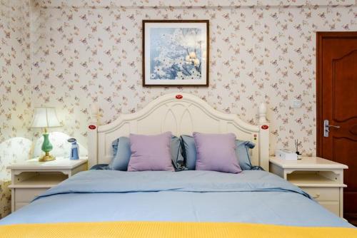 西安【路客】西安市莲湖区·城墙景区·路客精品民宿·00180630的一间卧室配有一张带紫色枕头的大床