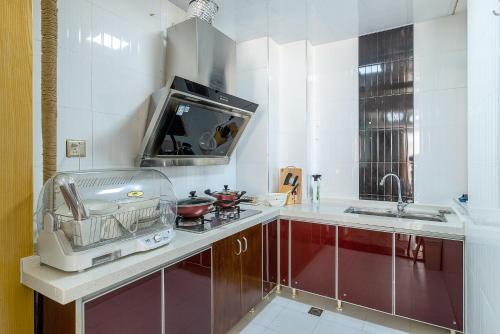 长沙【路客】长沙市天心区·湘翰御舍·路客精品公寓·00182310的厨房配有水槽和台面上的烤面包机