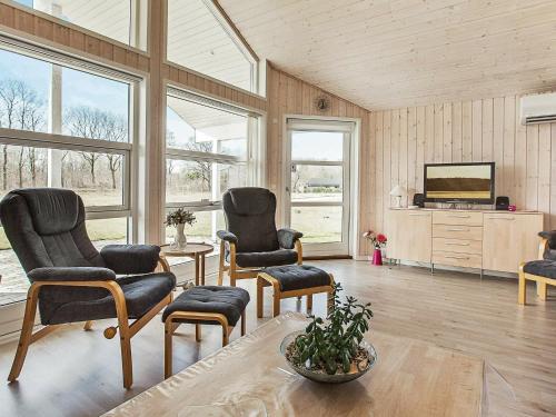 安斯艾厄6 person holiday home in Ansager的客厅配有两把椅子和电视