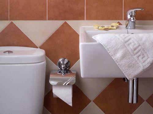 Cuesta de la Palma德尔波尼恩特田园酒店的浴室配有白色水槽和卫生间。