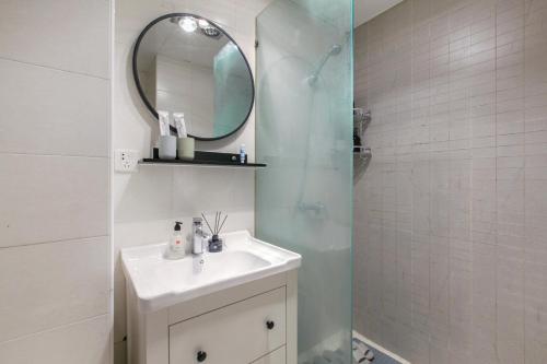 武汉【路客】武汉市江岸区·香港路·路客精品公寓·00186430的一间带水槽、镜子和淋浴的浴室
