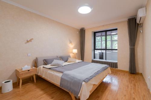 洛阳【路客】洛阳市老城区‧丽景门‧路客精品公寓‧00187900的一间卧室设有一张大床和一个窗户。