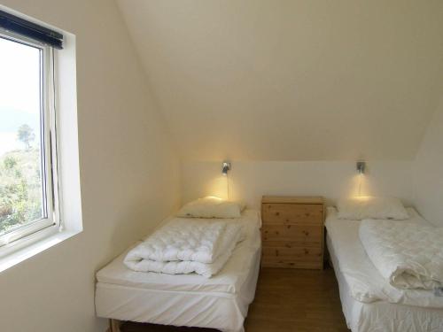 Four-Bedroom Holiday home in Sørbøvåg 1客房内的一张或多张床位