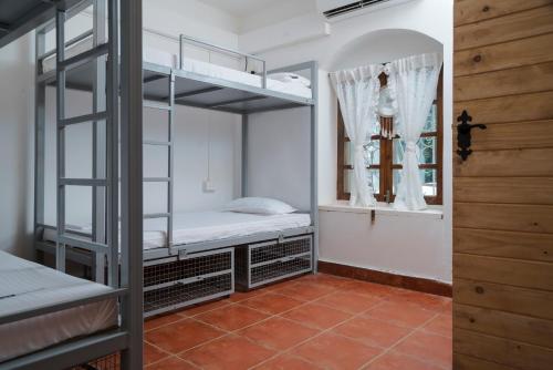 帕纳吉The White Balcao的客房设有两张双层床和一扇窗户。