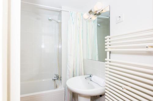 皮内达德马尔HomeHolidaysRentals Diana的白色的浴室设有水槽和淋浴。