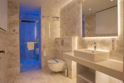 阿依纳帕Hotel Napa Suites (Adults Only)的浴室配有卫生间、盥洗盆和淋浴。