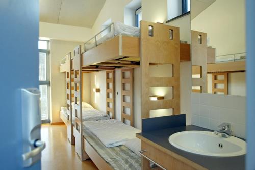 Lultzhausen鲁兹豪森青年旅馆的浴室设有双层床、水槽和水槽