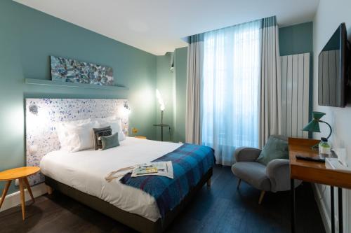 巴黎艾塔格沼泽旅馆的配有一张床和一把椅子的酒店客房
