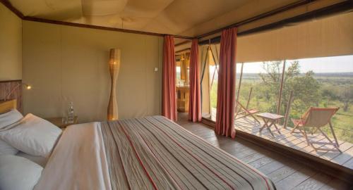 NaboishoSaruni Eagle View的一间卧室设有一张床和一个美景阳台