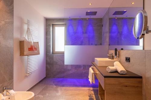阿维兰奥索奈赫姆酒店的浴室设有水槽和蓝色的灯光
