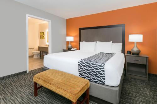 弗雷德里克斯堡弗雷德里克斯堡拉金塔套房酒店的一间卧室配有一张白色大床和橙色墙壁