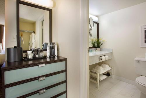奥林匹亚Red Lion Inn & Suites Olympia, Governor Hotel的一间带水槽和卫生间的浴室