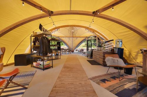 Coram坎瓦斯冰川下旅馆的商店里带拱门的大型帐篷