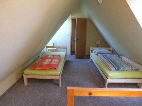 旧施韦林Waldblick的带2张床的阁楼客房