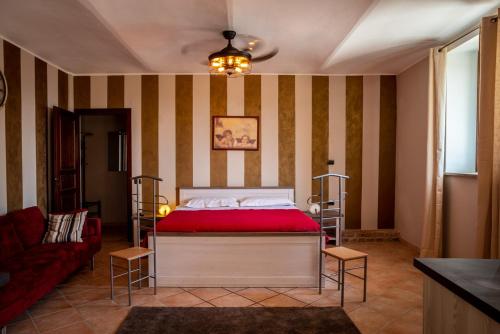 拉莫拉CASA RAMAGIO'的一间卧室配有红色的床和一张沙发