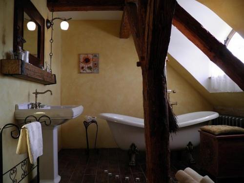 卡尔维纳德沃奥尔米骑马酒店的浴室配有盥洗盆和浴缸。