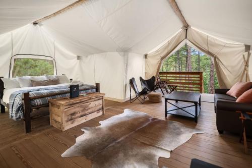奇斯顿Under Canvas Mount Rushmore的帐篷内一间卧室,配有一张床