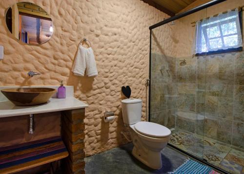 维奥康德马奥Karunâ的一间带卫生间和玻璃淋浴间的浴室