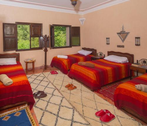 伊姆利尔索利尔伊米尔酒店的一间房间,有三张床