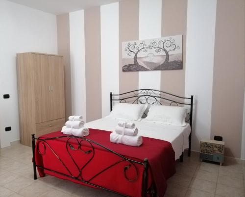 米内尔维诺迪莱切Lu Marchese的一间卧室配有带毛巾的床