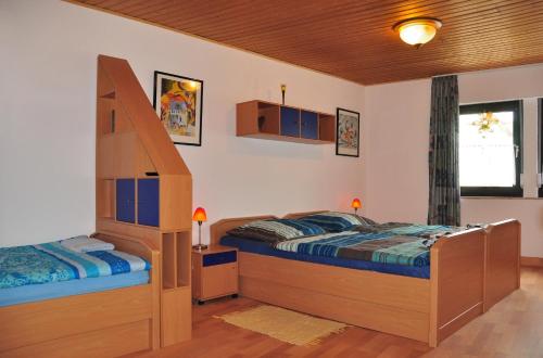 阿恩斯贝格贝克尔膳食公寓的一间卧室配有两张床和一张双层床。