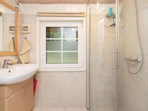 乌尔夫堡Holiday home Ulfborg XXIII的一间带水槽和淋浴及窗户的浴室