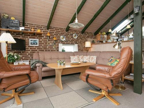 Holiday home Ringkøbing XXI的休息区