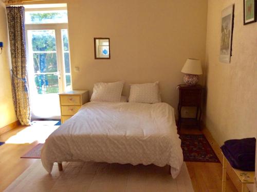Le BuissonGite de Pete的卧室配有白色的床和窗户。