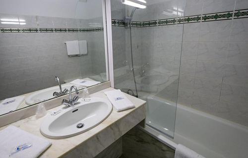 布科·莱斯白老城Le Boucanier的一间带水槽和玻璃淋浴的浴室