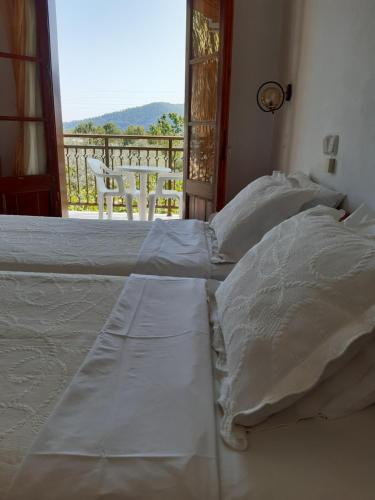 克里斯阿穆迪亚Hotel George的一张带白色床单的床和一个阳台。
