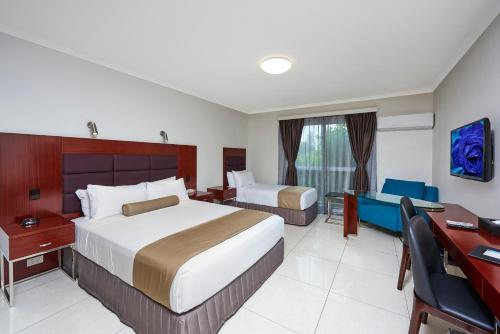 利物浦贝斯特韦斯特卡斯拉汽车旅馆的酒店客房配有两张床和一张书桌