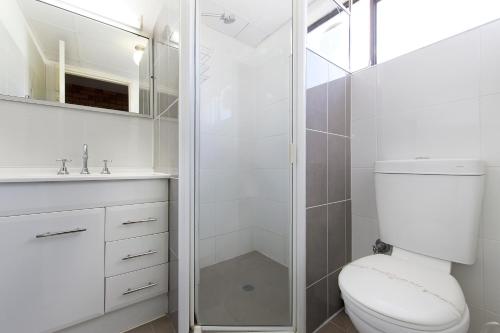 达博达博​​市康福特茵酒店的白色的浴室设有卫生间和淋浴。