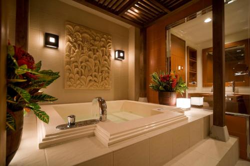 松户市HOTEL KSEA (Adult Only)的带浴缸和水槽的浴室